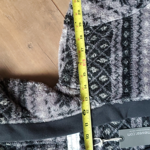 Extra fluffy Berkshire robe nordic black women's size small - Picture 8 of 11